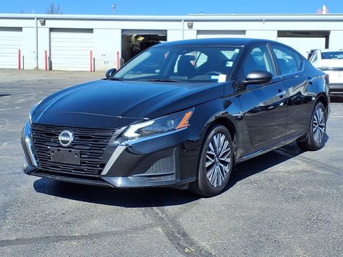 Used 2025 Nissan Altima 2.5 SV image 2