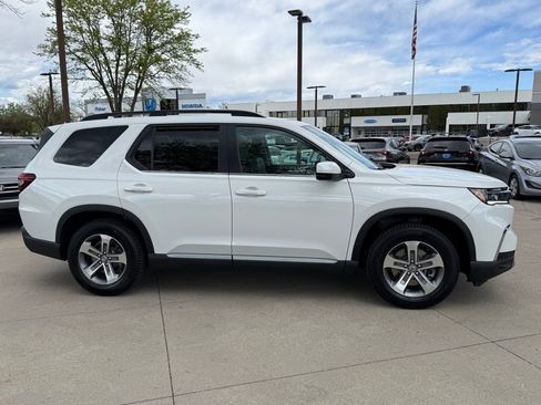 Used 2025 Honda Pilot EX-L image 3