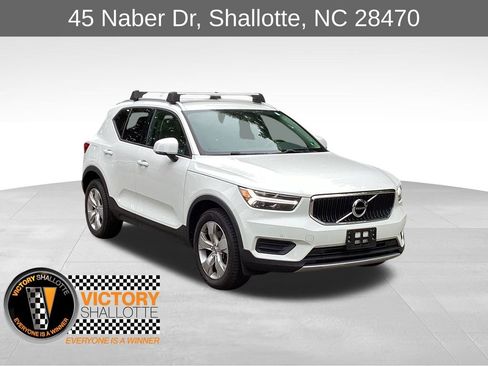 Used 2020 Volvo XC40 T5 Momentum image 1