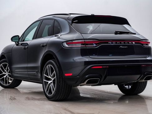 Certified 2025 Porsche Macan image 3