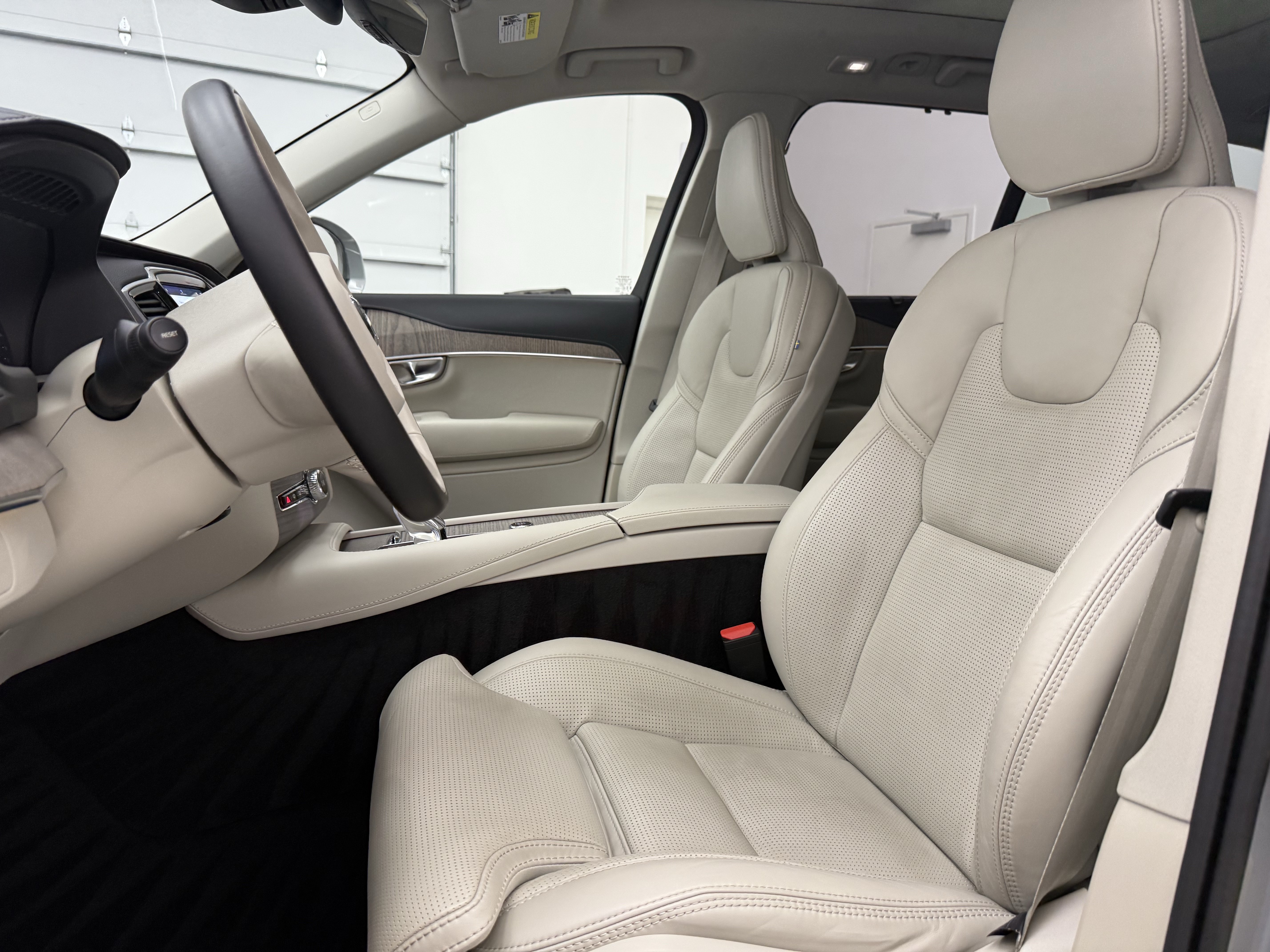 Certified 2024 Volvo XC90 B6 Ultimate w/ Protection Package Premier AWD/4WD image 13