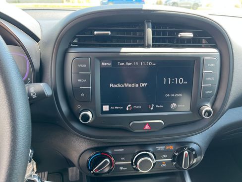 Used 2025 Kia Soul LX w/ LX Technology Package FWD image 17