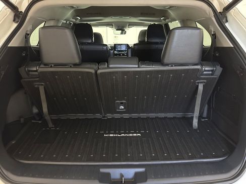 Used 2021 Toyota Highlander XLE AWD/4WD image 6