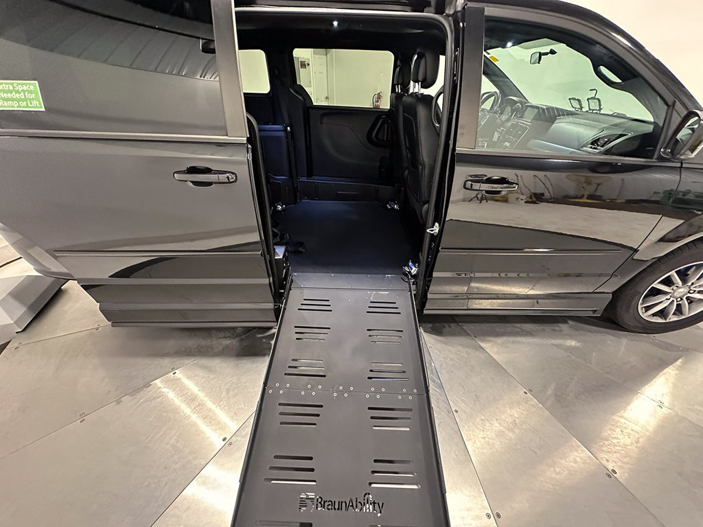 Used 2014 Dodge Grand Caravan R/T w/ Trailer Tow Group FWD image 21