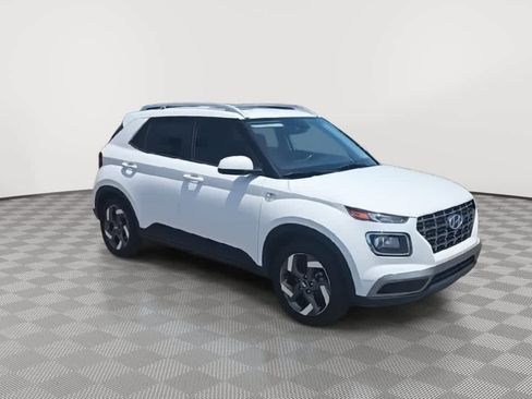 Used 2022 Hyundai Venue SEL FWD image 2