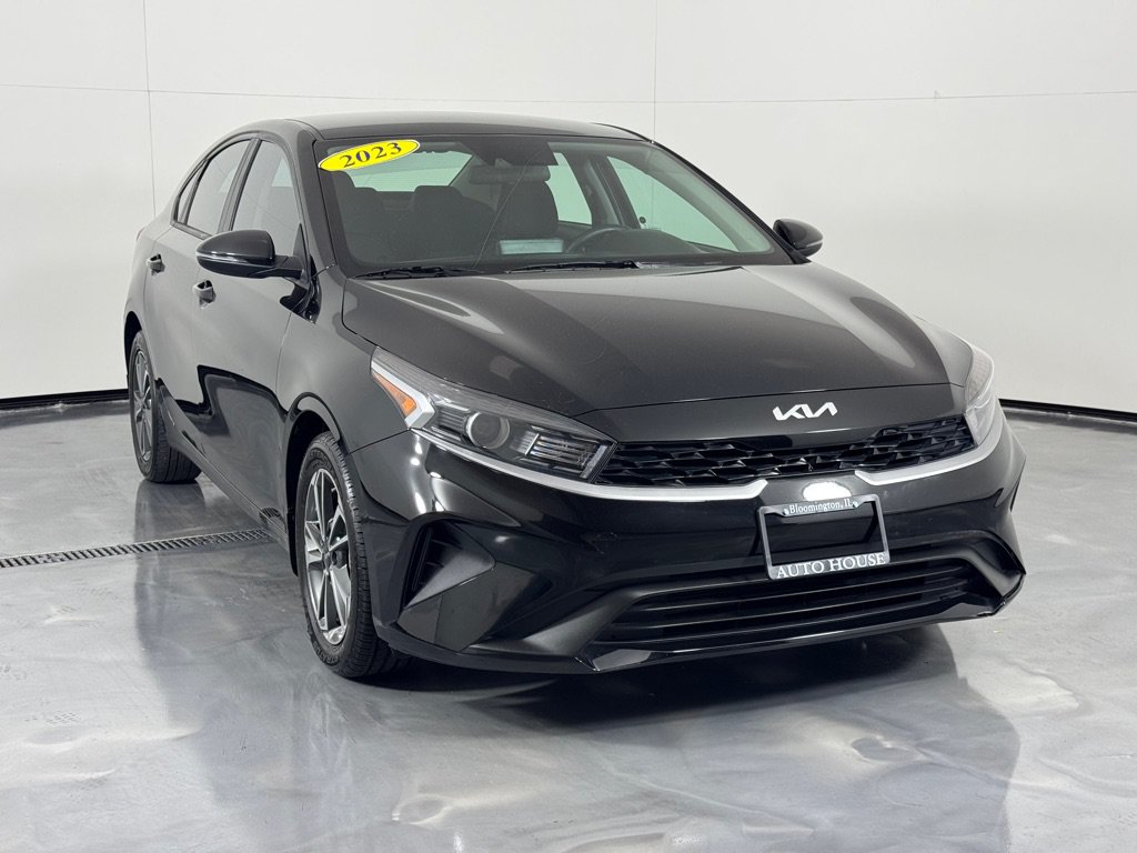 Used 2023 Kia Forte LXS w/ LXS Technology Package FWD image 3