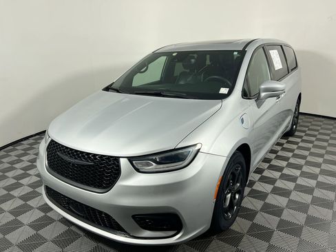 Used 2022 Chrysler Pacifica Limited w/ Uconnect Theater Family Group FWD image 7