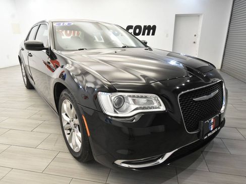 Used 2018 Chrysler 300 Touring L AWD/4WD image 7