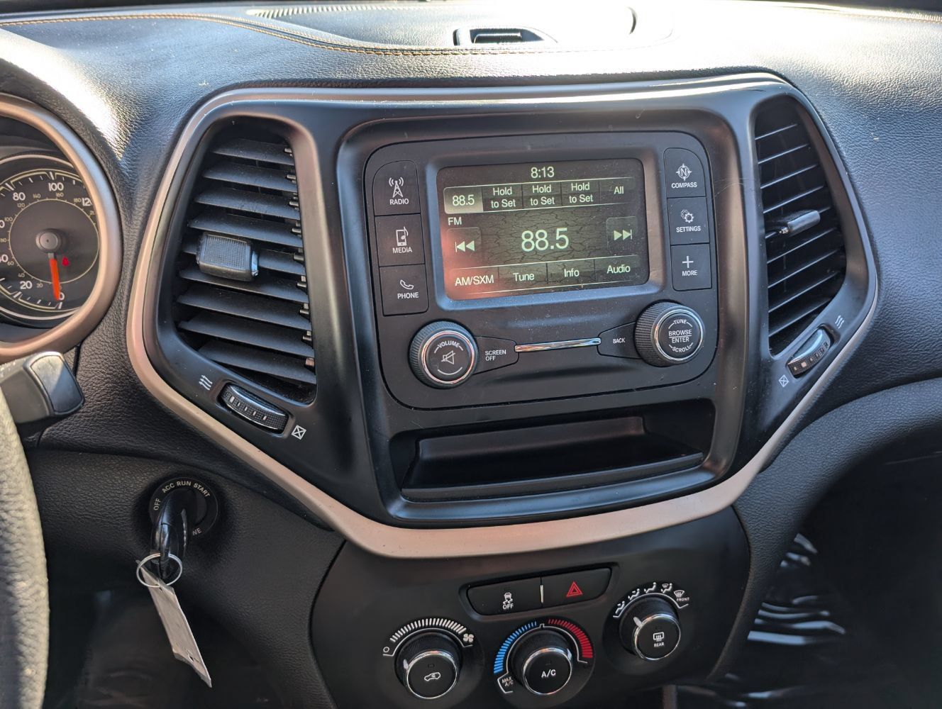 Used 2018 Jeep Cherokee Latitude FWD image 22