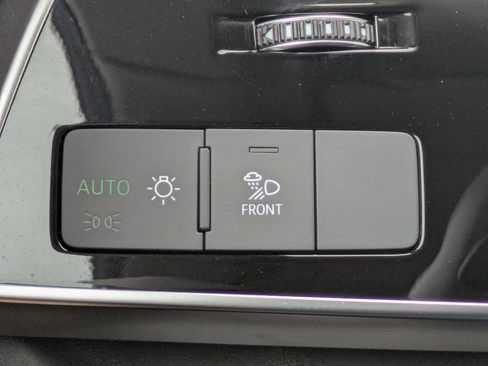 Used 2023 Audi Q8 Premium Plus image 18