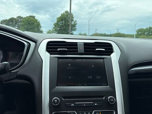 Used 2016 Ford Fusion SE FWD image 19