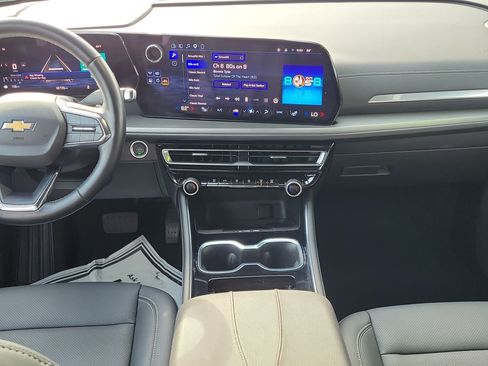 Used 2024 Chevrolet Traverse LT w/ LPO, Floor Liner Package FWD image 17