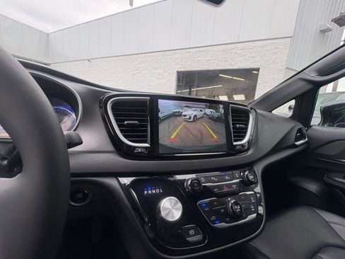 Used 2025 Chrysler Pacifica Select FWD image 23