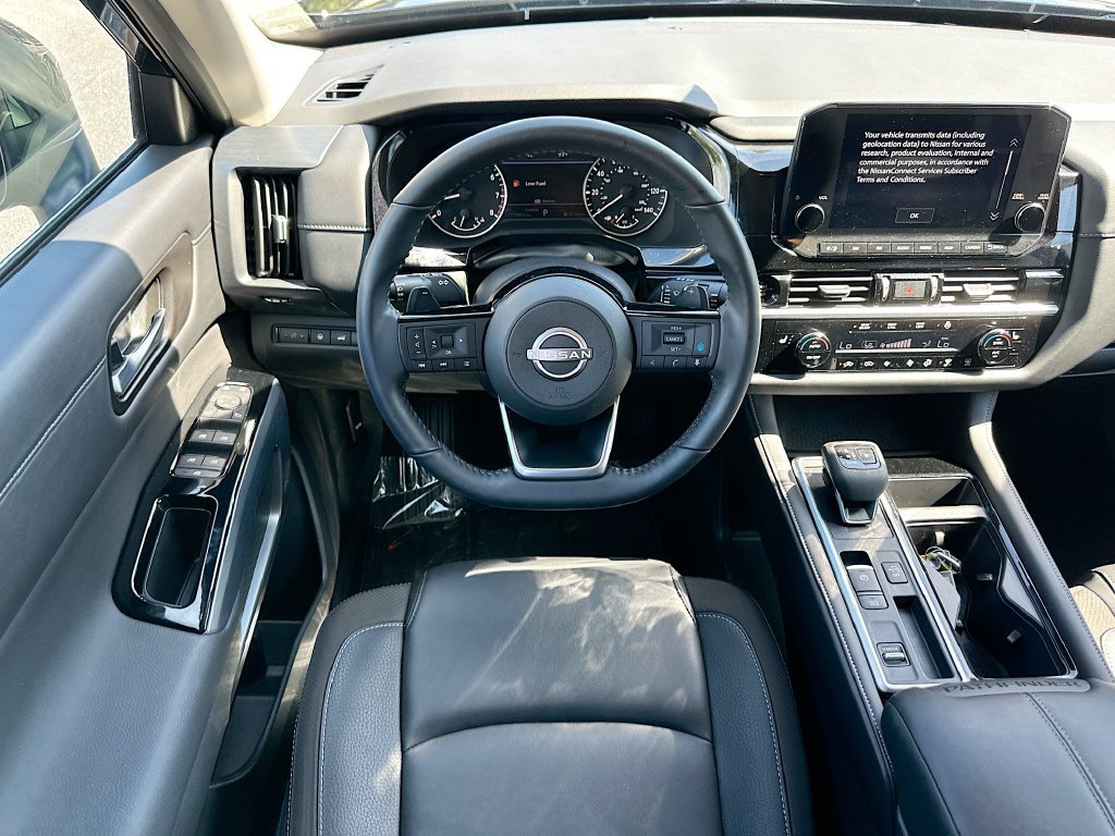 Used 2025 Nissan Pathfinder SL FWD image 21