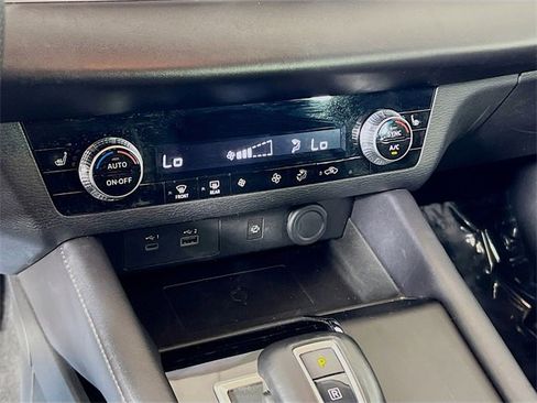 Used 2024 Mitsubishi Outlander SE image 13