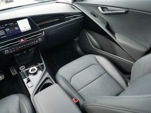 Certified 2024 Kia Niro Wave w/ Wave Preserve Package image 11