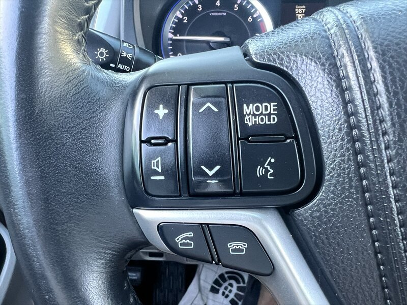 Used 2014 Toyota Highlander XLE FWD image 3