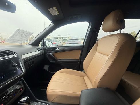 Used 2022 Volkswagen Tiguan SE w/ Panoramic Sunroof Package image 25