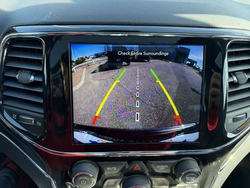 Used 2021 Jeep Grand Cherokee Limited w/ Luxury Group II image 32