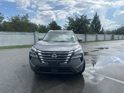 Used 2025 Nissan Rogue SV image 2