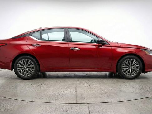 Used 2025 Nissan Altima 2.5 SV image 11