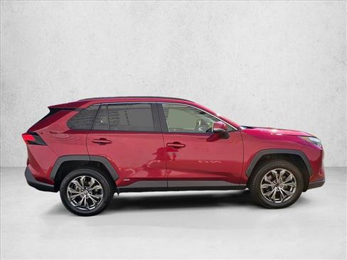 Used 2022 Toyota RAV4 XLE Premium AWD/4WD image 4