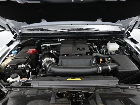 Used 2025 Nissan Frontier SL image 19