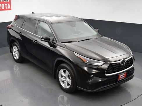 Used 2024 Toyota Highlander LE AWD/4WD image 24