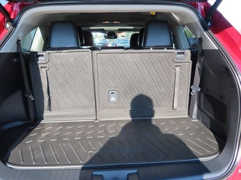 Used 2024 Toyota Highlander LE AWD/4WD image 31
