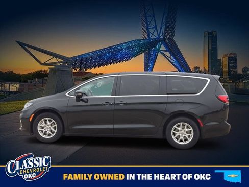 Used 2023 Chrysler Pacifica Touring-L FWD image 4