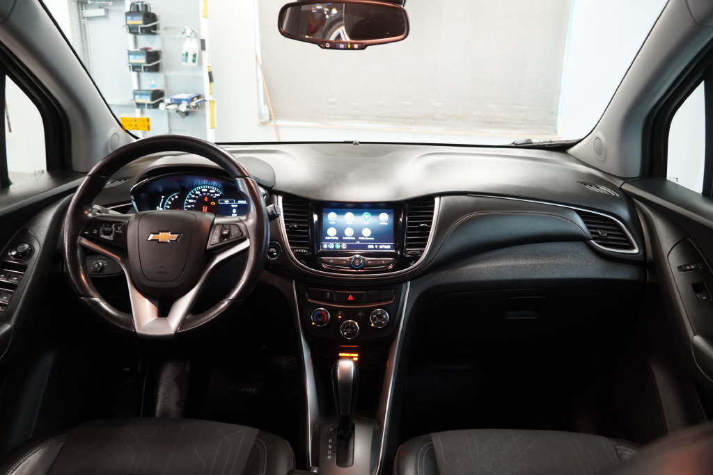 Used 2020 Chevrolet Trax LT w/ LT Convenience Package FWD image 18