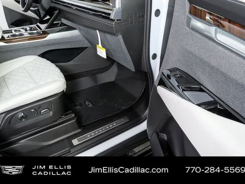 Used 2026 Cadillac Escalade ESV Platinum Sport w/ LPO, ONYX Package AWD/4WD image 23