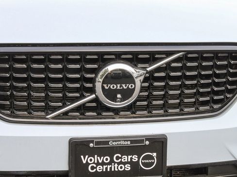 Used 2025 Volvo XC40 B5 Plus AWD/4WD image 5