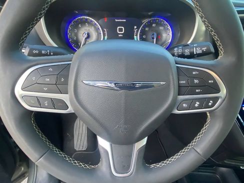 Used 2025 Chrysler Pacifica Select FWD image 17