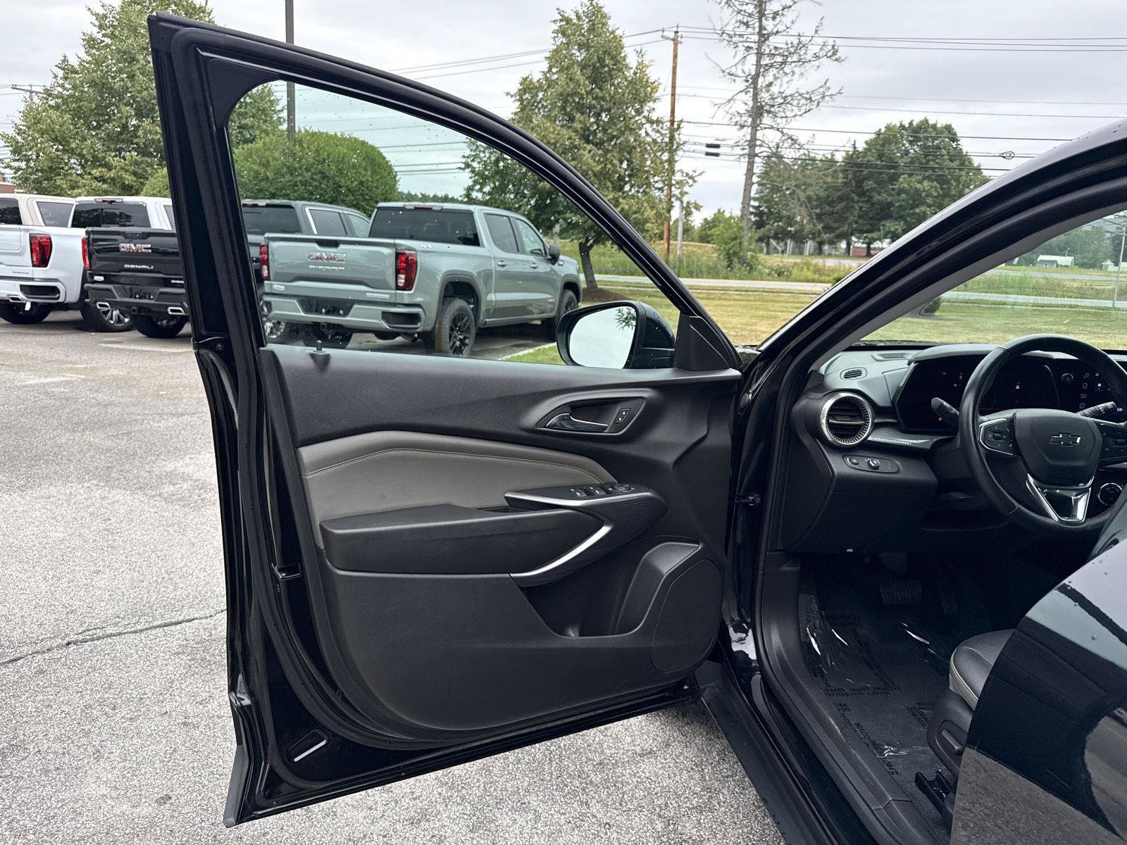 Used 2025 Chevrolet Trax ACTIV w/ Sunroof Package FWD image 11