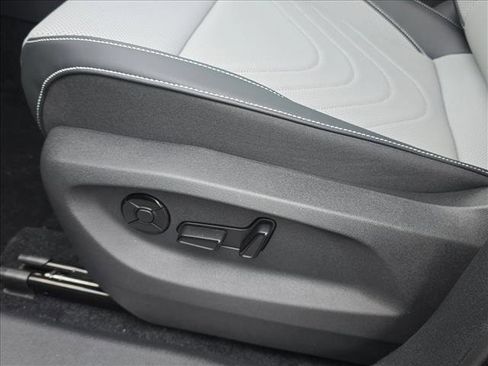 New 2026 Volkswagen Tiguan SE R-Line FWD image 6