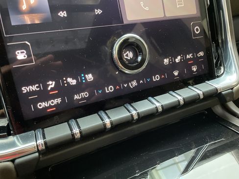 Used 2025 GMC Yukon XL Denali Ultimate w/ LPO, Floor Liner Package AWD/4WD image 32