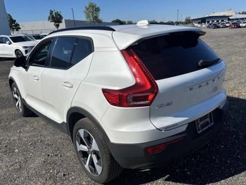 Used 2024 Volvo XC40 B5 Core AWD/4WD image 3