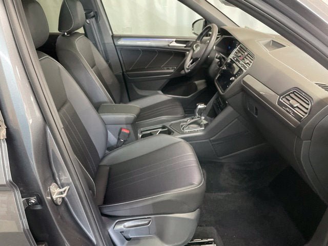 Used 2023 Volkswagen Tiguan SE R-Line FWD image 4