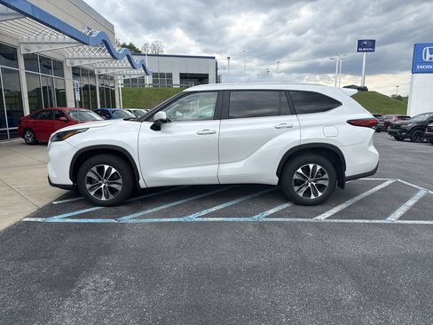 Used 2023 Toyota Highlander XLE AWD/4WD image 2