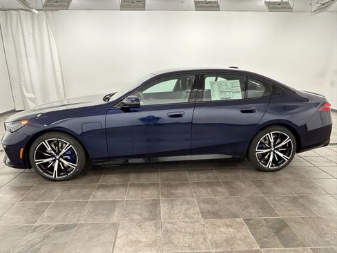 New 2026 BMW 550e xDrive image 2