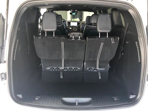 Used 2025 Chrysler Pacifica Limited image 12