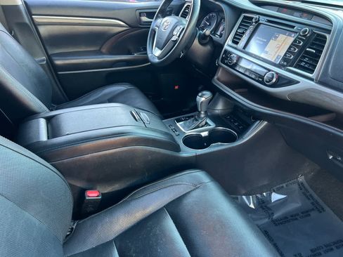 Used 2018 Toyota Highlander Limited image 17