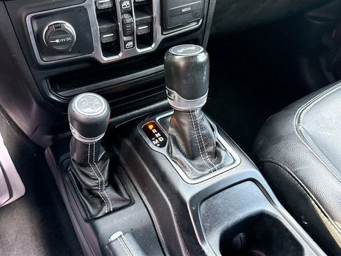 Used 2022 Jeep Wrangler Unlimited Sahara AWD/4WD image 18