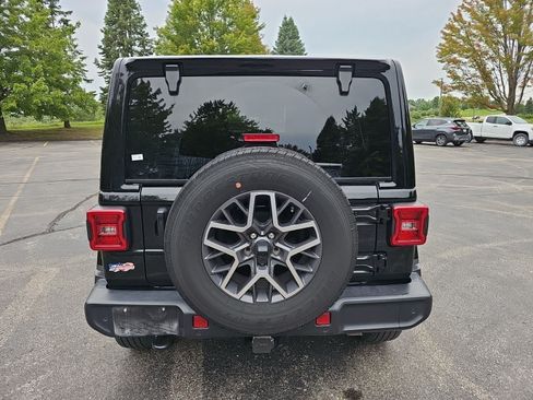 Used 2024 Jeep Wrangler Unlimited Sahara w/ Technology Group AWD/4WD image 5