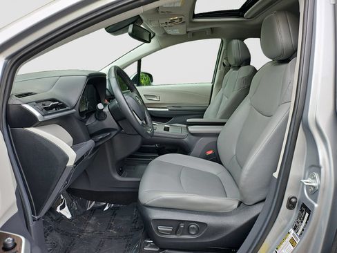 Used 2024 Toyota Sienna XLE FWD image 22