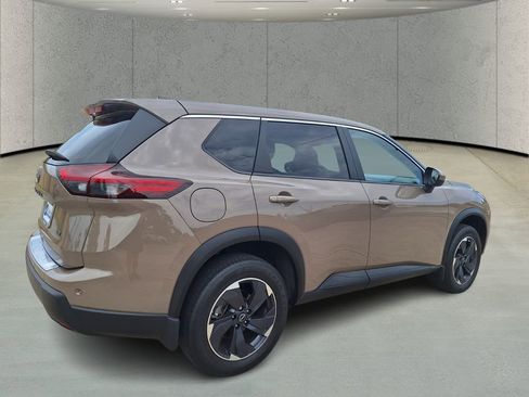 Used 2024 Nissan Rogue SV FWD image 5