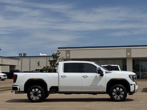 Used 2025 GMC Sierra 2500 Denali w/ Denali Reserve Package AWD/4WD image 3