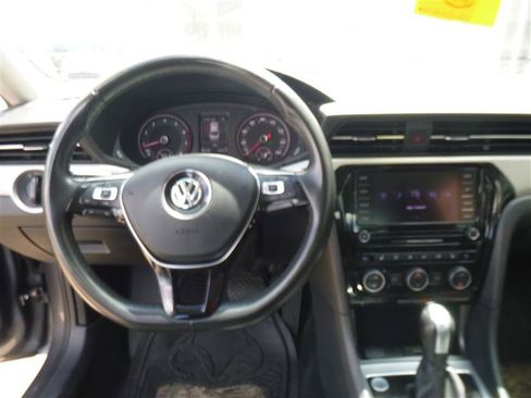 Used 2022 Volkswagen Passat 2.0T SE FWD image 10