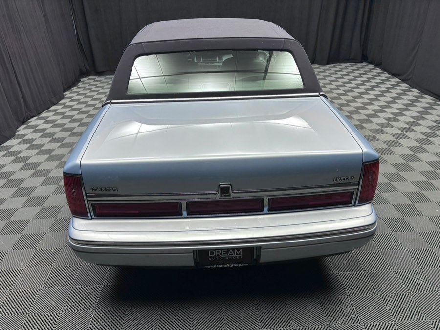 Used 1997 Lincoln Town Car Executive RWD image 4